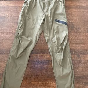 LULULEMON mens seawall windbreaker pant. Unlined